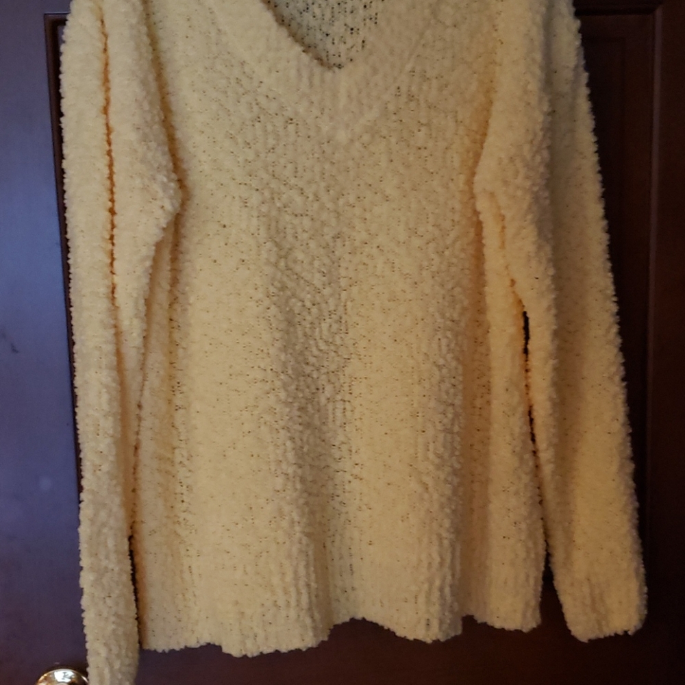 Beautiful long sleeved, v-neck sweater - Picture 3 of 3